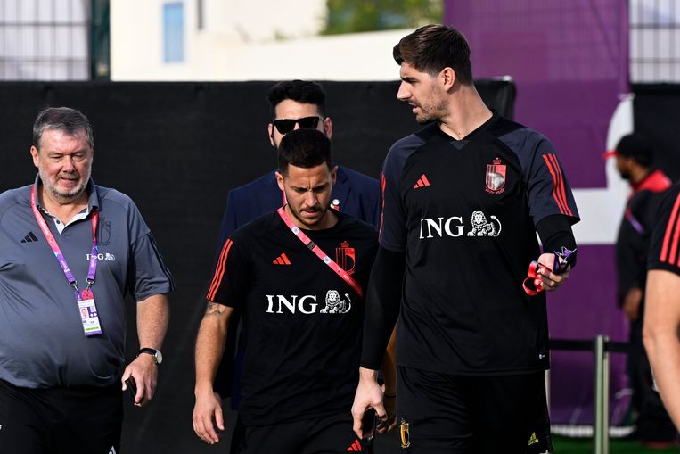 Eden Hazard en Thibaut Courtois wandelen naar de persconferentie in Doha. Beeld Photo News