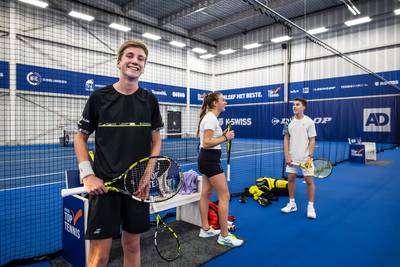 Net als Roger Federer over de baan zweven: Stan (13) uit Bavel gaat voor een carrière als proftennis