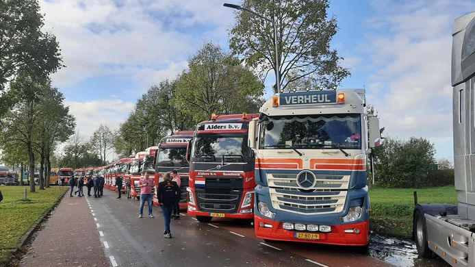 De vrachtwagens stellen zich op voor de uitvaart van Daisy in Beuningen.
