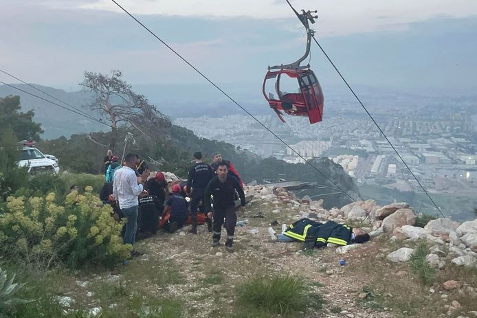Passagiers worden uit de kabelbaan gered in Antalya.