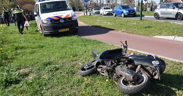 Scooterrijder gewond door botsing met auto in Weurt