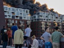 Grote uitslaande brand in flatgebouw Amsterdam-Oost, alle bewoners naar nachtopvang