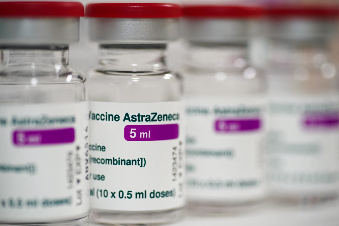 Het bedrijf Halix in Leiden mag de coronavaccins van AstraZeneca gaan produceren voor Nederland en de andere landen in de Europese Unie. De fabriek is vrijdag goedgekeurd door de toezichthouder, het Europees Geneesmiddelenbureau (EMA). De goedkeuring betekent dat er meer vaccindoses beschikbaar komen.