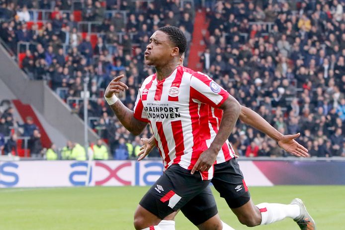 Steven Bergwijn maakte beide treffers voor PSV.