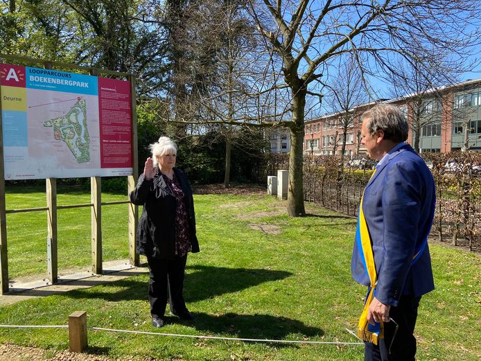 Viviane Gedopt (N-VA) legde de eed voor de districtsraad af bij Frank Geudens (Vooruit)