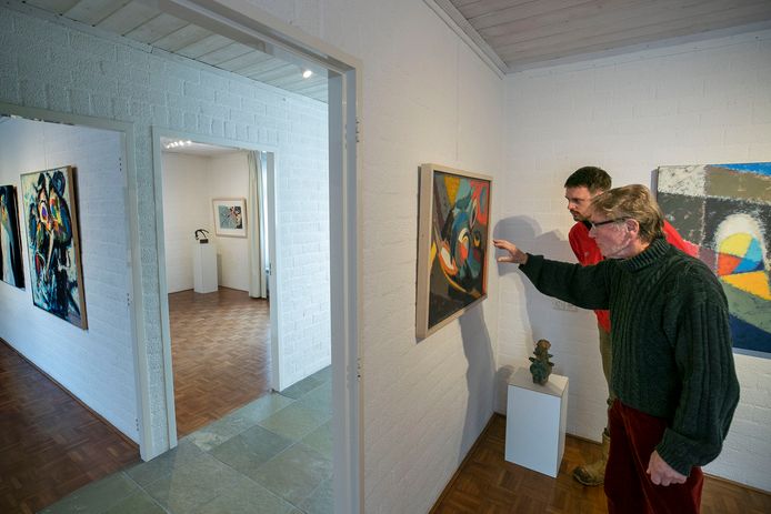 Jan Biessen (r) met bezoeker Paul van Nieuwenhuizen