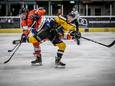 Topscorer Mike Veschuren  van Eindhoven Kemphanen (links) in duel met Niels Lemans, de captain van het Toekomstteam van Tilburg Trappers tijdens hun onderlinge competitiewedstrijd dit seizoen in Eindhoven.