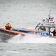 Zeilboot slaat om, opvarenden redden zichzelf na lange zwemtocht