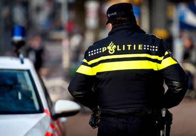 Politie in Rotterdam schiet man neer die twee mensen en een agent met mes aanvalt