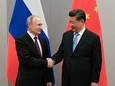 Archiefbeeld. De Russische president Vladimir Poetin schudt de hand van de Chinese president  Xi Jinping. (13/11/2019)