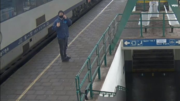 De man komt meermaals in beeld. Wie meer info heeft kan de politie verwittigen.