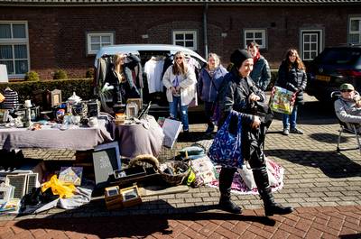Een zomerjurk, huishoudtrap of speelgoed: ‘Seunt’ verkoopt goed op kofferbakverkoop Vlierden