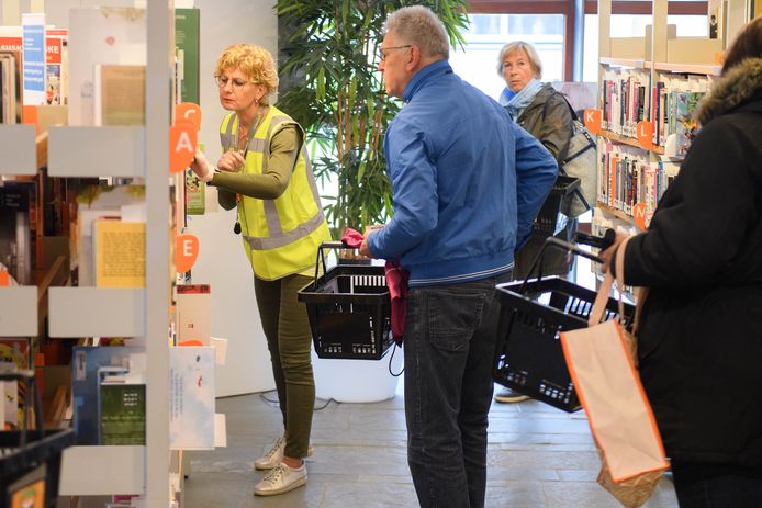 De bibliotheek in Almelo is weer open na een tijdelijke pauze vanwege het coronavirus. Wel zijn er de nodige voorzorgsmaatregelen getroffen.