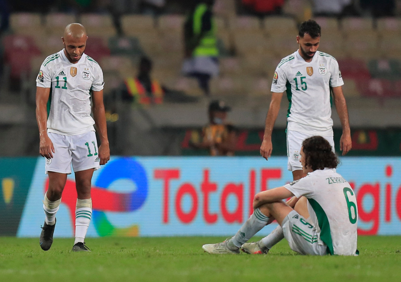 Ramiz Zerrouki zittend op de grond, balend na de uitschakeling met Algerije.