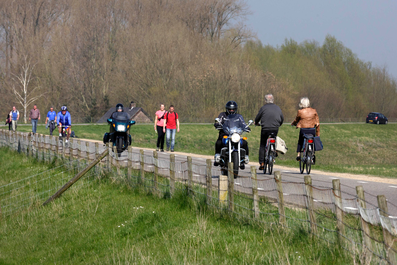 Motorrijders op de dijk bij Doornenburg.