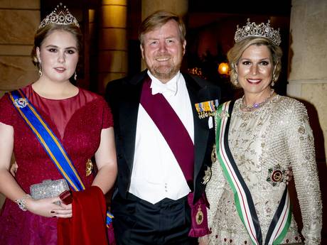 Máxima’s avondjurk vol kralen kwam uit Pakistan en daar was het land maar wat trots op 