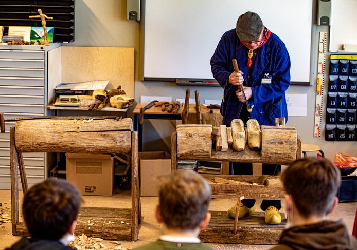 Eén van de laatste ambachtelijke klompenmakers geeft een gastles op het Heerbeeckcollege.