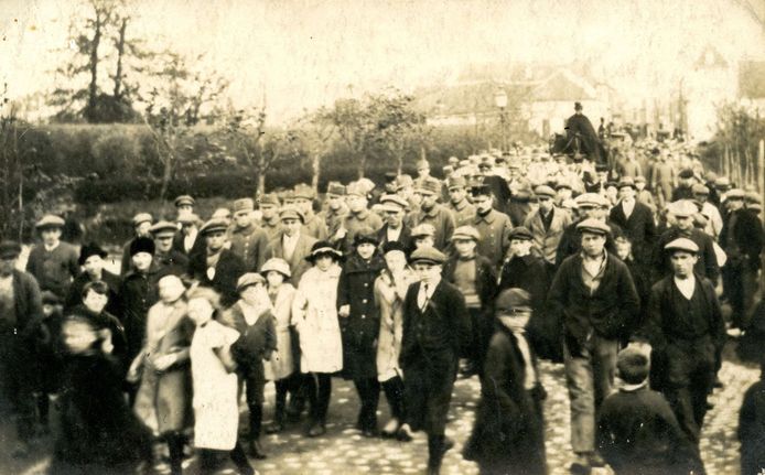 Een begrafenisstoet passeert op 30 april 1920 de Zuiddam, om sergeant-majoor N.J. de Troije de laatste groet te brengen op de begraafplaats langs de Straatweg in Hellevoetsluis.