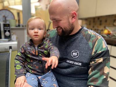 “Ons zoontje van zeven maanden was plots twee tandjes kwijt”: papa Szymon getuigt over Oost-Vlaamse crèche waar onderzoek naar loopt