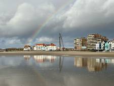 Regenboog weerspiegeld op het strand in Vlissingen