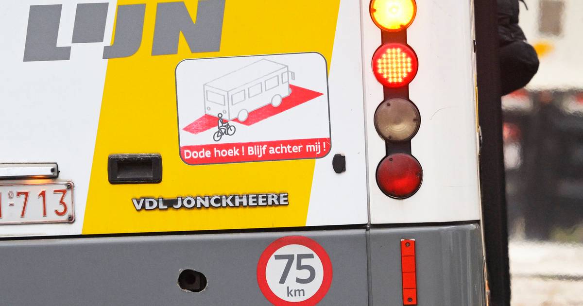 Ruiten van lijnbus gesneuveld bij aanrijding | Beveren | hln.be