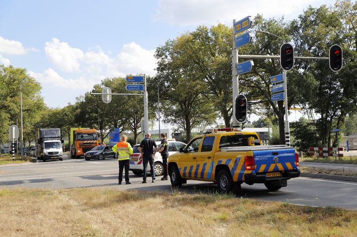 Het verkeer kan de N35 niet gebruiken en moet zich een andere weg zien te vinden. Als gevolg daarvan staat verkeer rond Raalte volledig vast.