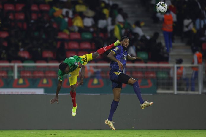 De Afrika Cup staat bekend om de fysieke duels. Hier geeft Jeffry Fortes (r) een Ethiopiër een beuk.