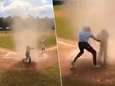 KIJK. Scheidsrechter trekt kind uit plotse 'minitornado' op honkbalveld