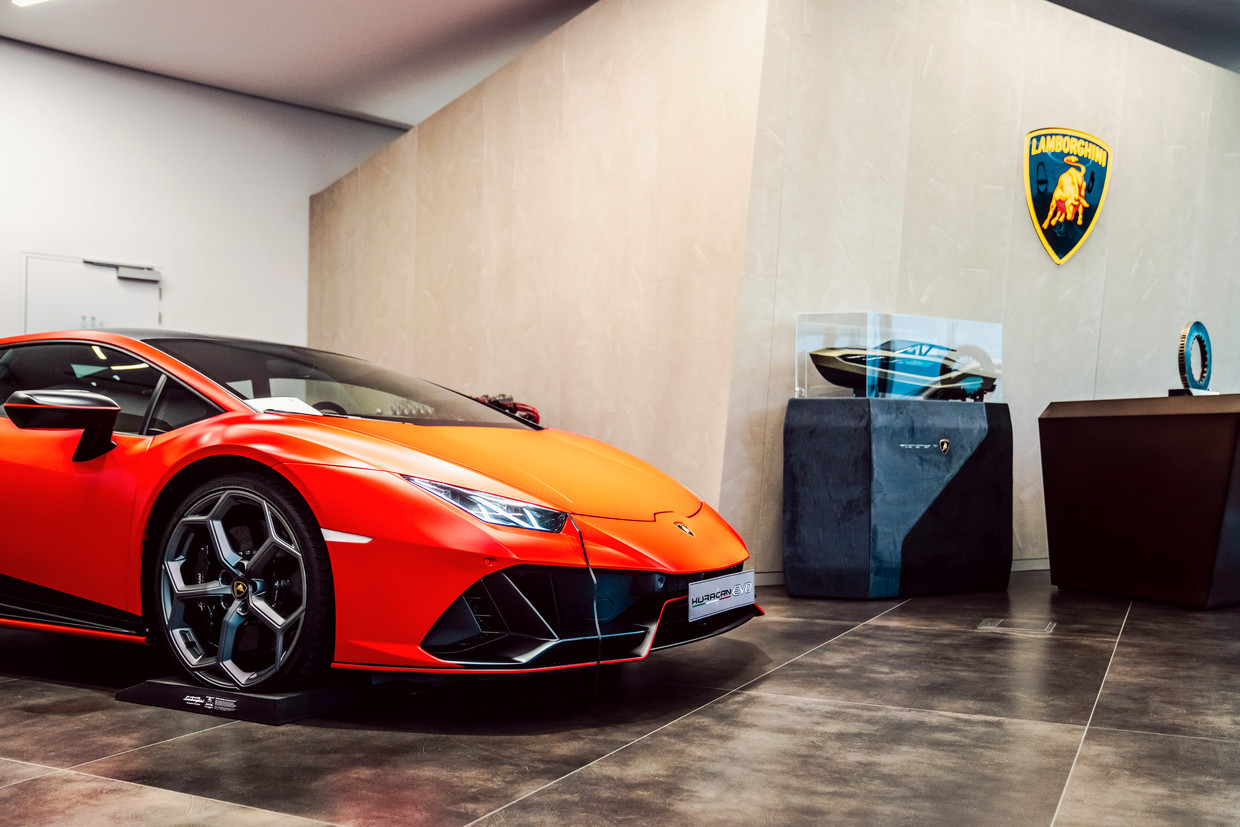 Showroom van Lamborghini en Bentley in Drogenbos. Van beide merken werden vorig jaar een recordaantal wagens (100 en 140) verkocht in ons land. Beeld © Stefaan Temmerman