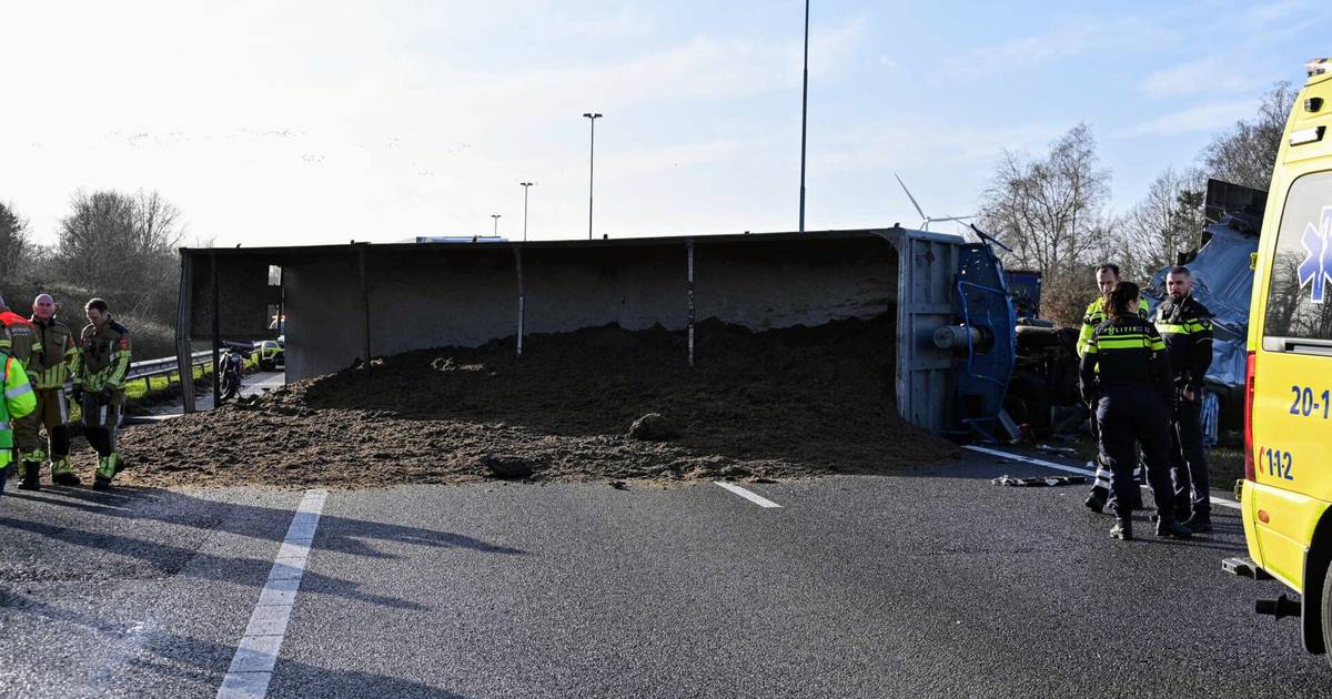 Een gekantelde vrachtwagen op de snelweg bergen duurt soms uren en dit is waarom.