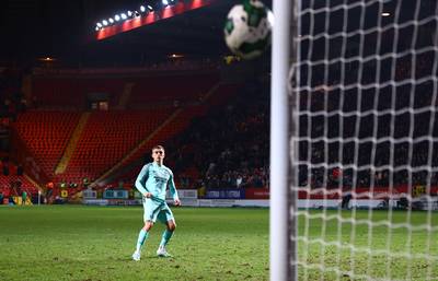 Sale soirée pour les Belges en League Cup: Trossard loupe un tir au but, Burnley tombe à Manchester