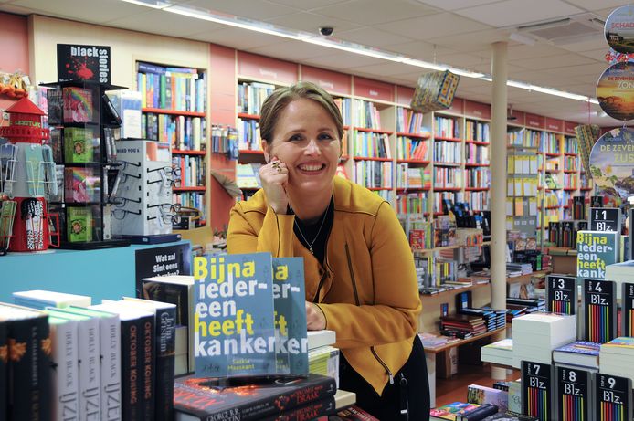 Saskia Maaskant bij haar boek in boekhandel Dekker-van Esbroek in Middelharnis. Begin volgend jaar komt de schrijfster onder meer bij de Koperen Tuin in Goes