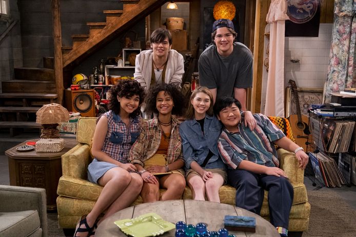 That 90's show, met Sam Morelos als Nikki, Mace Coronel als Jay, Ashley Aufderheide als Gwen Runck, Callie Haverda als Leia Forman, Maxwell Acee Donovan als Nate en Reyn Doi als Ozzie.