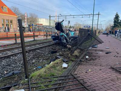 Trein ramt auto bij station Rijen, enorme ravage op het spoor