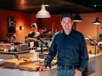 Ondernemer Arjan Konincks in de keukenbar van zijn nieuwe restaurant Left, gevestigd boven de AH-supermarkt, op de kop van de Amsterdamsestraatweg.