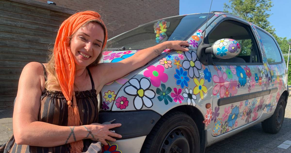 Cindy plakt na elke keuring bloemen op haar auto Maria: 'Als ik tegen verkeer rijd, kan niemand worden' | Rivierenland AD.nl