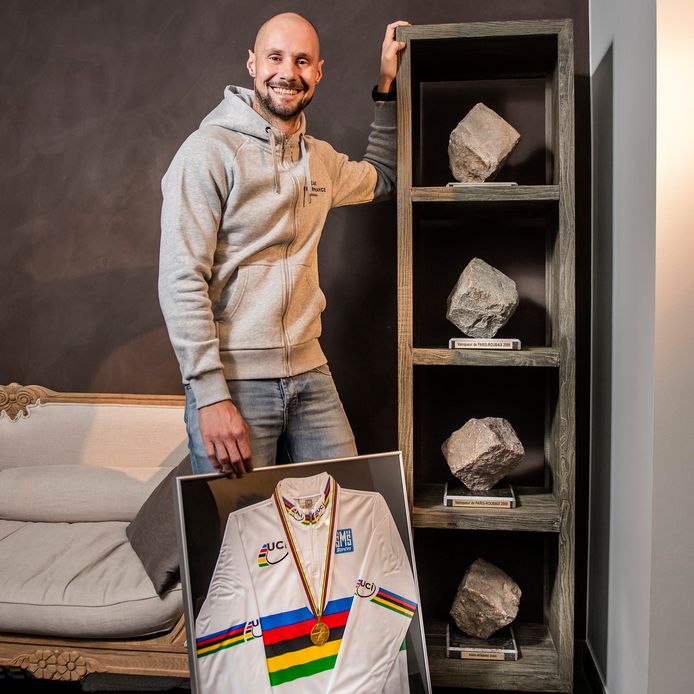 Boonen met zijn trui van wereldkampioen en vier kasseien van Parijs-Roubaix.