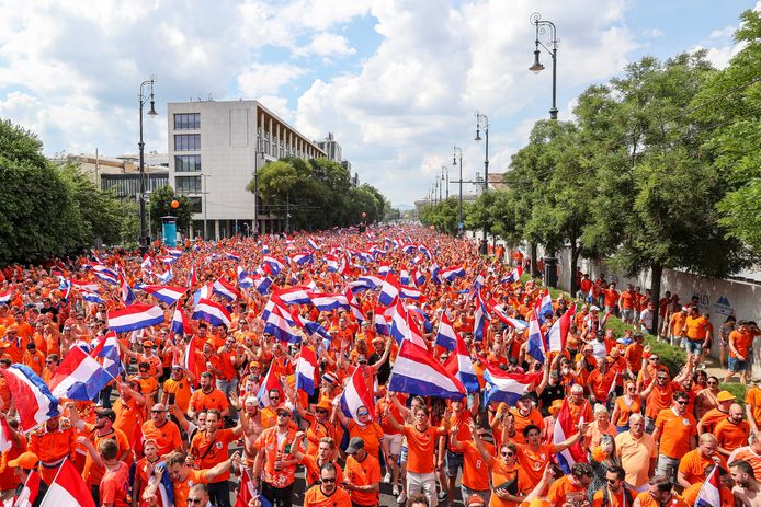 Nederlandse voetbalsupporters tijdens de Fanwalk voorafgaand aan de achtste finale tussen Nederland en Tsjechie tijdens het EK in de zomer van 2021. Zo'n 7000 tot 10.000 Nederlanders trokken naar de Hongaarse hoofdstad.
