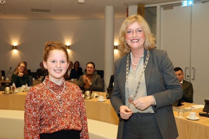 Cato de Lange (10) is komend jaar de kinderburgemeester van Gorinchem. Naast haar staat burgemeester Reinie Melissant.