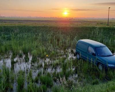 Automobilist laat auto in het water achter in Oosteind