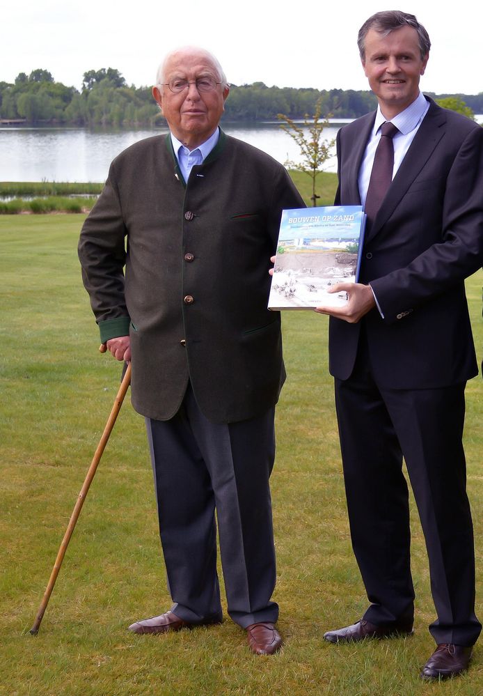 Stanislas Emsens en CEO Jean-Luc Deleersnyder van Sibelco in 2014 bij de voorstelling van 'Bouwen op zand'. Het boek bundelt verhalen over de geschiedenis van Sibelco.