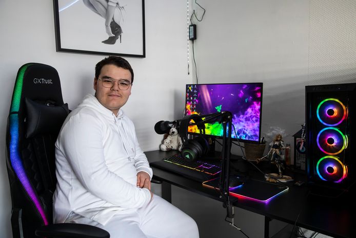 De 17-jarige Seymen Akilli loopt stage in een zorginstelling en houdt soms van gamen met vrienden. „Ik doe alleen strategiespellen, geen schietspelletjes.”