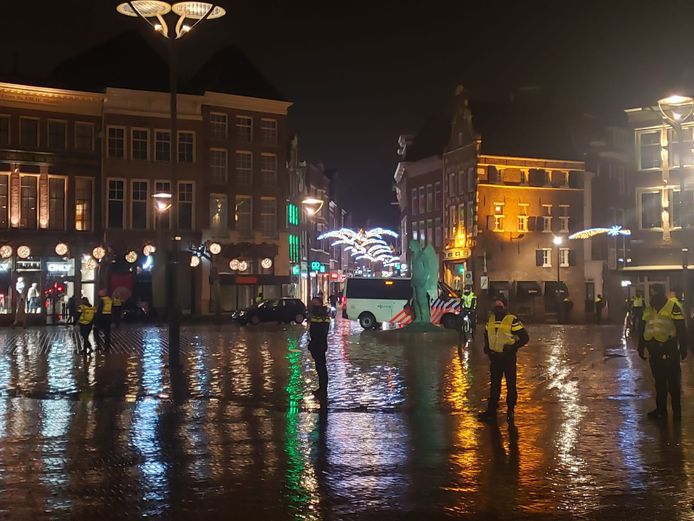 De politie bewaakt de Grote Markt in Zwolle.