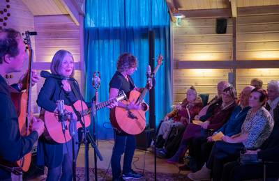 Witte Kerkje loopt vol voor Lenny Kuhr