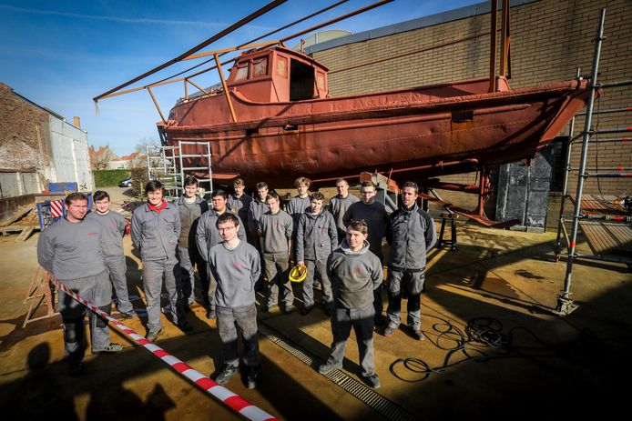 De leerlingen lassen-constructie van het Atheneum bij de Nederlandse sleepboot.