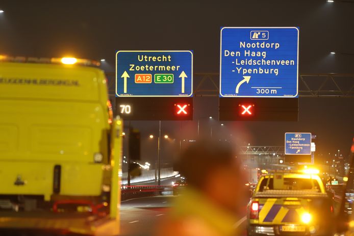 Op de betreffende weg, waar de glasscherven lagen, waren rode kruizen te zien.