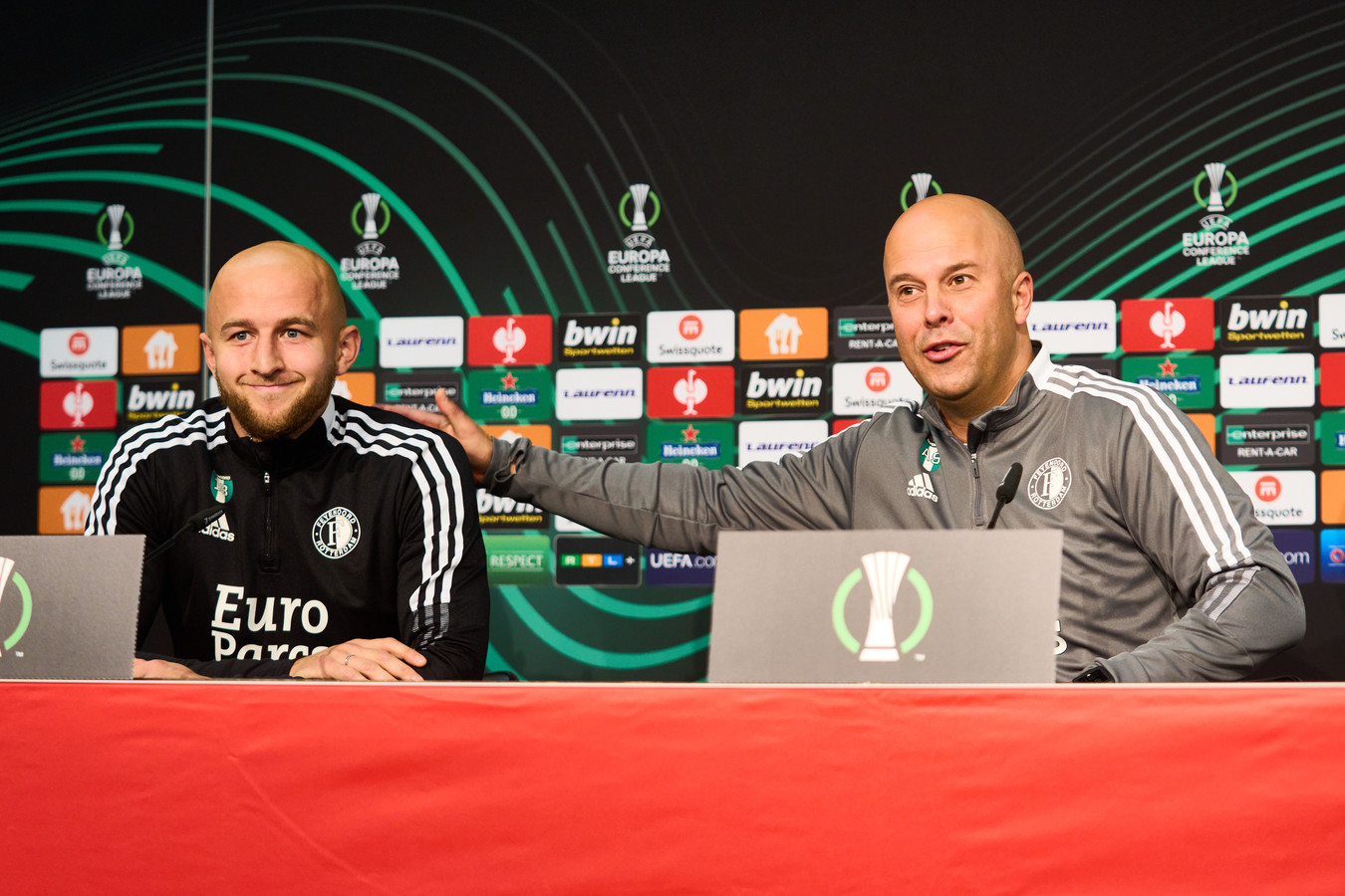 Gernot Trauner en Arne Slot tijdens de persconferentie.