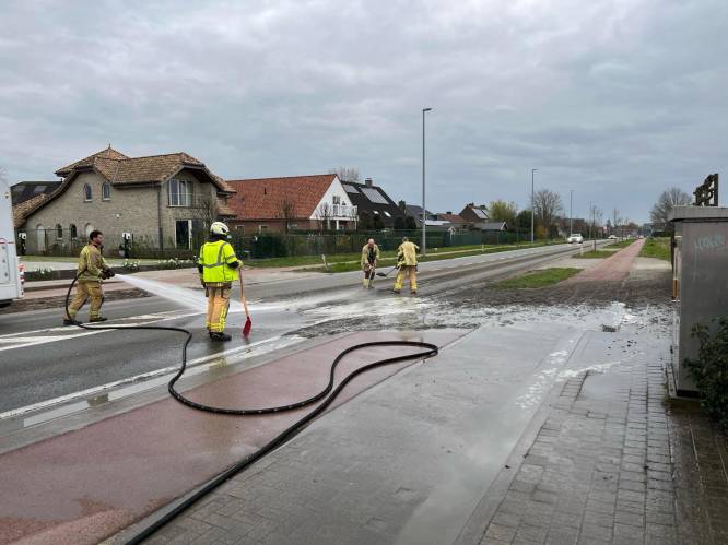 Brandweer ruimt mestspoor van drie kilometer in Torhout