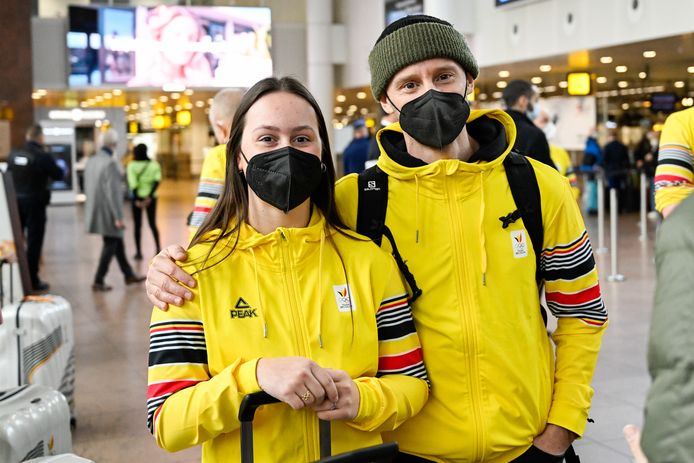 Evy Poppe met haar coach Maarten Avonds vandaag op Brussels Airport.