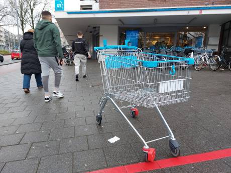 Geen muntje meer nodig, dus slingeren er steeds meer karretjes: ‘Zijn jullie de winkelwagenpolitie ofzo?’